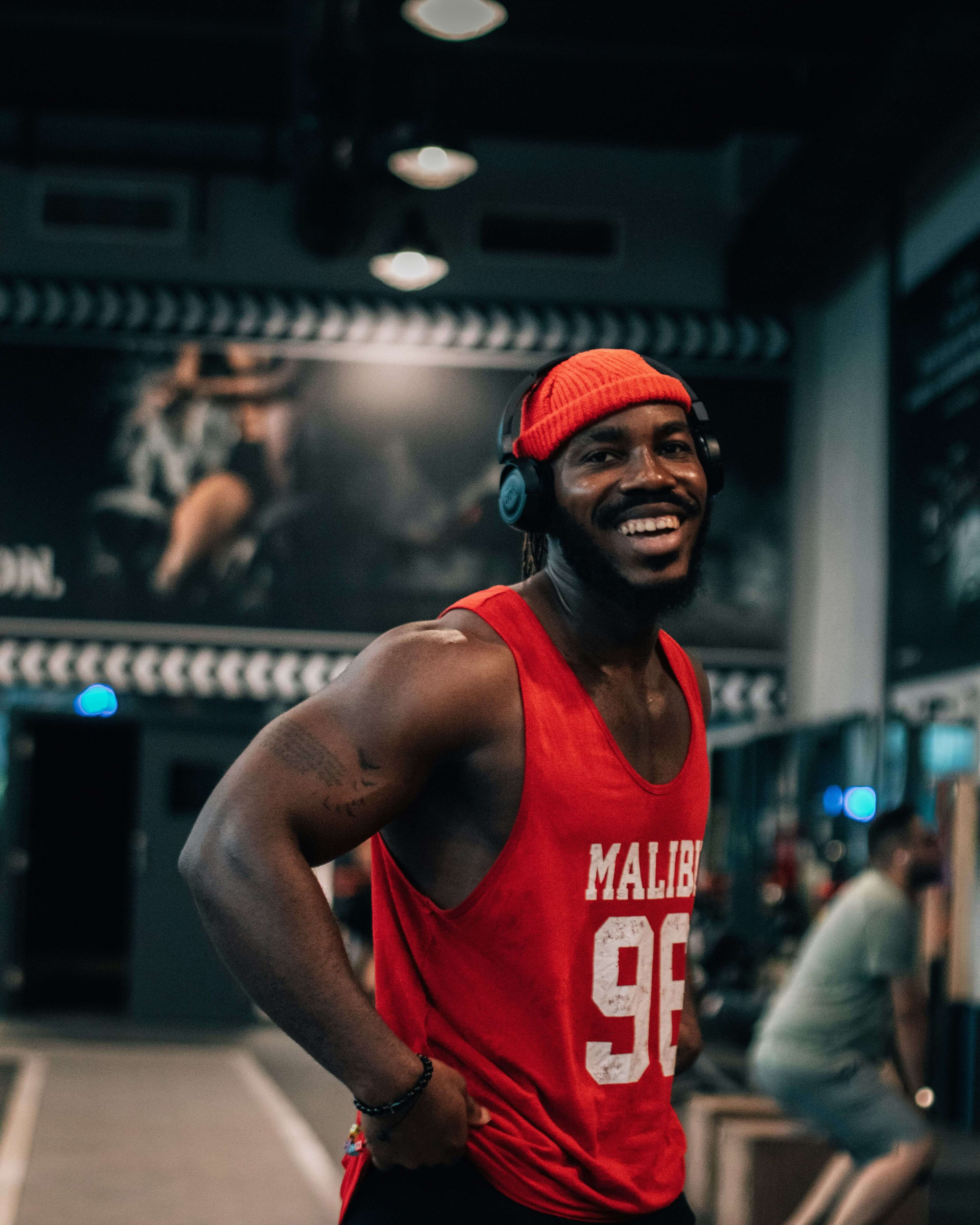 Un homme qui sourit dans une salle de sport