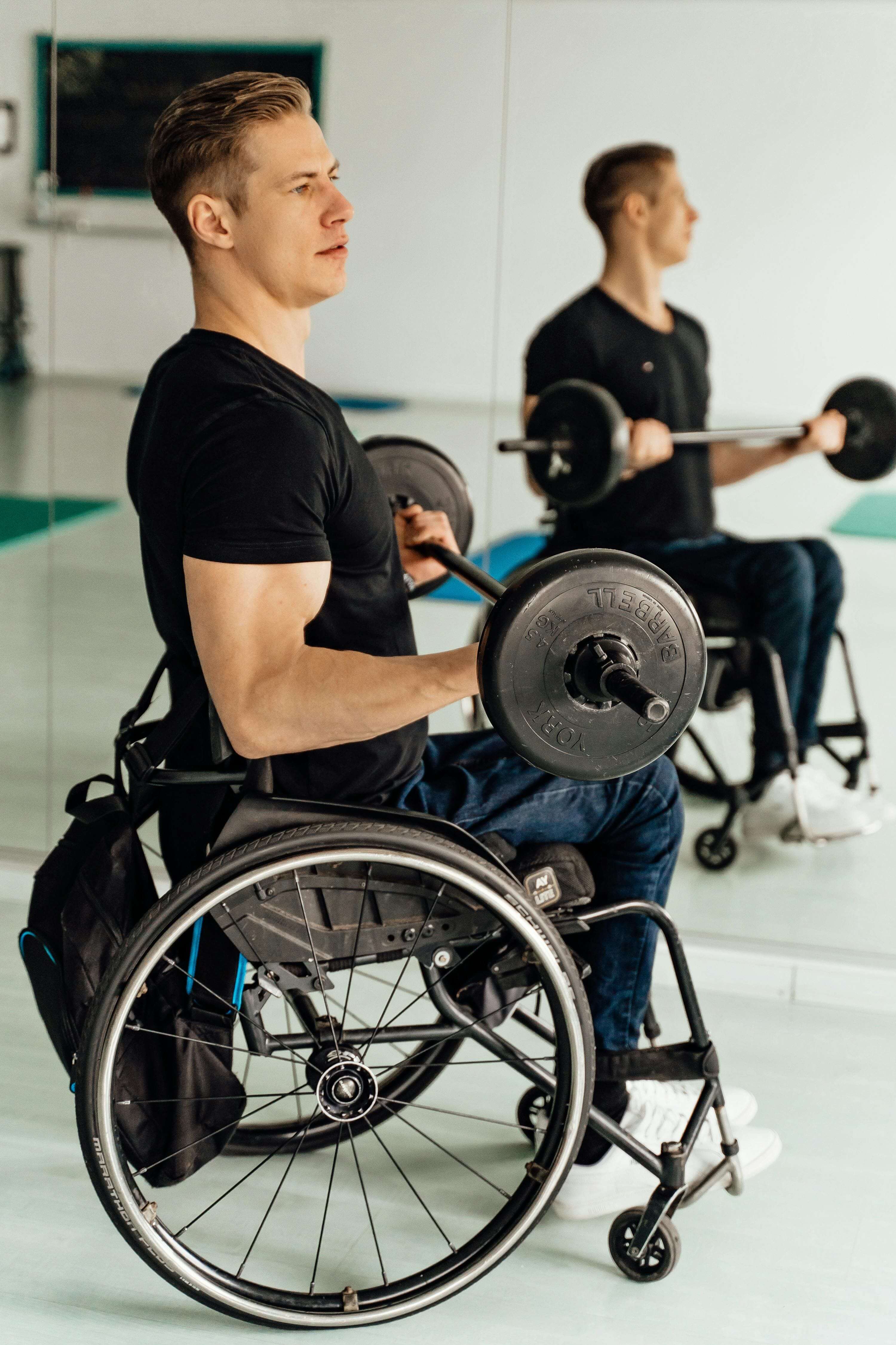 Un homme en chaise roulante qui fait de la musculation
